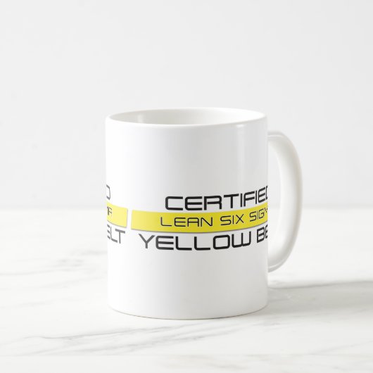 傾き6つのシグマ黄色いベルトのコーヒー・マグ コーヒーマグカップ (正面右)