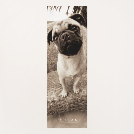 傾く頭部が付いているあなたの一流の|のパグを加えて下さい ヨガマット (正面)