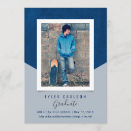 傾けられた背景の写真の卒業の発表 案内状