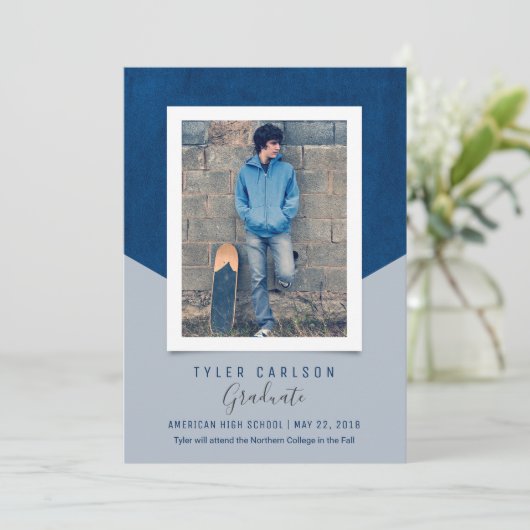 傾けられた背景の写真の卒業の発表 案内状 (スタンド正面)