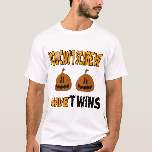 傾斜している私に双生児がある私をおびえさせます! Tシャツ (正面)