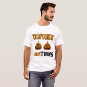 傾斜している私に双生児がある私をおびえさせます! Tシャツ (正面フル)