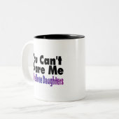 傾斜している私に3人の娘がいる私をおびえさせます ツートーンマグカップ (正面左)