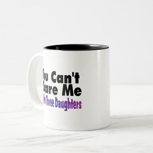 傾斜している私に3人の娘がいる私をおびえさせます ツートーンマグカップ (正面左)