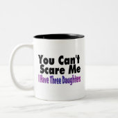 傾斜している私に3人の娘がいる私をおびえさせます ツートーンマグカップ (左)