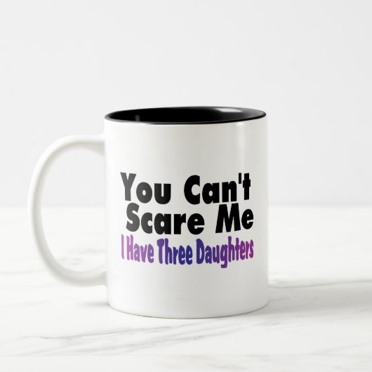 傾斜している私に3人の娘がいる私をおびえさせます ツートーンマグカップ (左)
