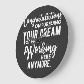 働かないという夢を追い続けておめでとう ラージ壁時計 (傾斜)