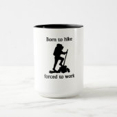 働くためにハイキングするために強制生まれて下さい マグカップ (中央)