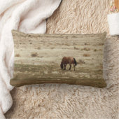 働くBuckskin牛馬によっては西部のスタイルが牧草を食べます ランバークッション (ブランケット)