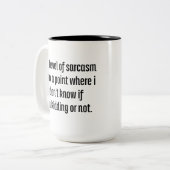 僕の皮肉のレベルは僕が知らないところだ ツートーンマグカップ (正面左)