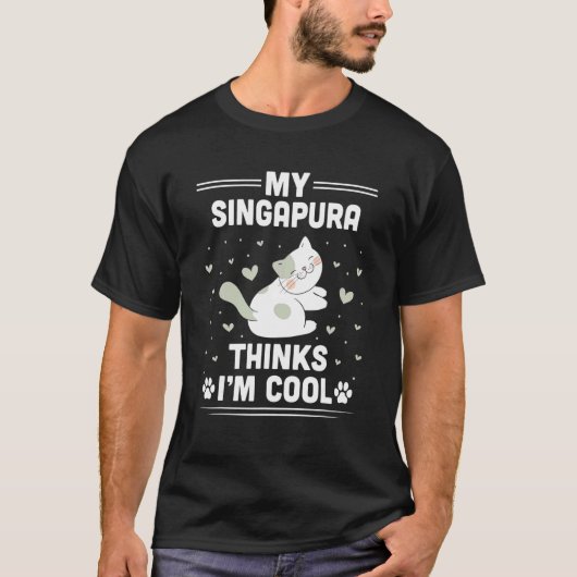 僕はシンガポラに気に入られているみたい 猫 Tシャツ (正面)