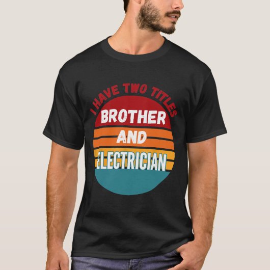 僕は兄と電気技師の二つの称号を持っている Tシャツ (正面)