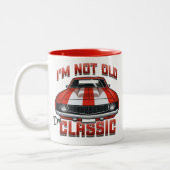僕は古いわけじゃない、クラシックだ - レトロな赤いマッスルカー ツートーンマグカップ (左)