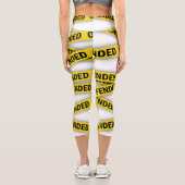 僕は警察のテープが通らないように怒っている カプリレギンス (裏面)