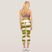 僕は警察のテープが通らないように怒っている カプリレギンス (裏面)