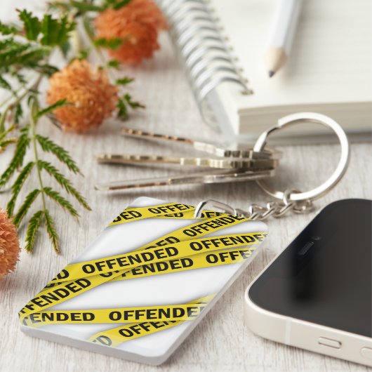 僕は警察のテープが通らないように怒っている キーホルダー (正面右)