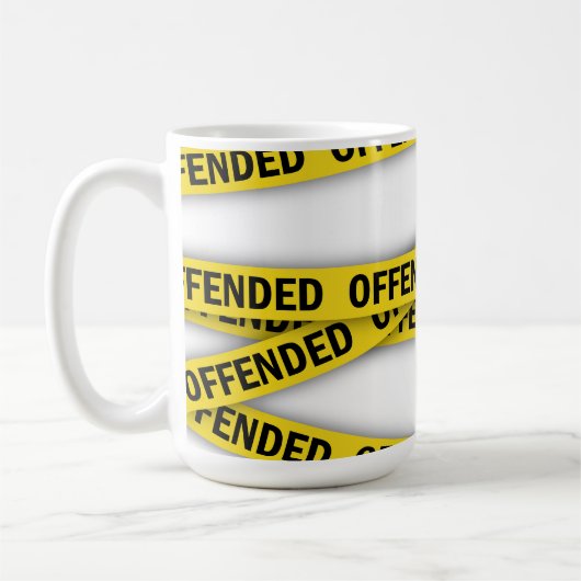 僕は警察のテープが通らないように怒っている コーヒーマグカップ (左)