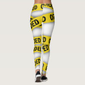 僕は警察のテープが通らないように怒っている レギンス (裏面)