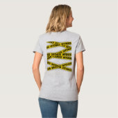 僕は警察のテープが通らないように怒っている Tシャツ (裏面フル)
