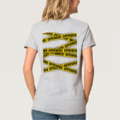僕は警察のテープが通らないように怒っている Tシャツ (裏面)