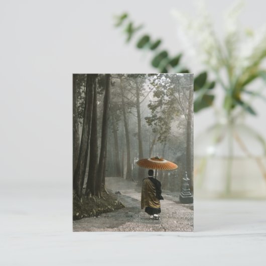 僧侶が寺の階段を降りると光が通る ポストカード (スタンド正面)