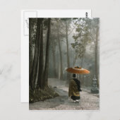 僧侶が寺の階段を降りると光が通る ポストカード (正面/裏面)