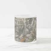 僻地のシカのスカルの迷彩柄 フロストグラスマグカップ (中央)