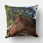 「優しいタッチ:優しい茶色の馬との絆」 クッション (裏面)