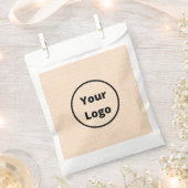 優しいピンクの背景に小さな白い点にカスタムロゴ フェイバーバッグ (クリップ留めされた状態)