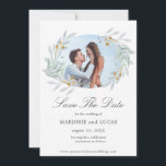 優しいボタニカルリース ⎥ フォト セーブ・ザ・デート カード<br><div class="desc">当社の優しいボタニカルコレクションは、淡い緑色、ターコイズ、ゴールドの優しい水彩の葉をゴールドのフレームとターコイズの背景と組み合わせた、完璧にエレガントなウェディングコレクションを特徴としています。 あなたは、あなたの完全なウェディング体験のための一致するアイテムだけでなく、工芸品、贈り物といくつかの個人的なアイテムを見つけることができます。 私たちは、あなたがそれを最大限に楽しむことができると信じています。それはあらゆる季節のためのコレクションだからです。 このセーブ・ザ・デート カードは、青い葉のリースにあなた自身の写真を飾り、すべての情報をあなたがカスタマイズできるエレガントなスクリプトで記載しています</div>