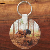 優しい巨人 – 荷車を引く森の中の馬の運搬ログ キーホルダー (正面)