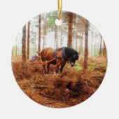 優しい巨人 – 荷車を引く森の中の馬の運搬ログ セラミックオーナメント (正面)