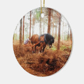 優しい巨人 – 荷車を引く森の中の馬の運搬ログ セラミックオーナメント (左)
