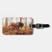 優しい巨人 – 荷車を引く森の中の馬の運搬ログ ラゲッジタグ (正面横)