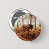 優しい巨人 – 荷車を引く森の中の馬の運搬ログ 缶バッジ (正面&裏面)