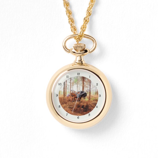 優しい巨人 – 荷車を引く森の中の馬の運搬ログ 腕時計 (正面)