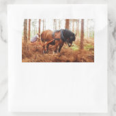 優しい巨人 – 荷車を引く森の中の馬の運搬ログ 長方形シール (バッグ)