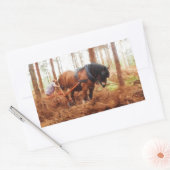 優しい巨人 – 荷車を引く森の中の馬の運搬ログ 長方形シール (封筒)