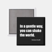 優しい方法で世界を揺るがすことができる。 マハトマ・G マグネット (正面/裏面)