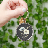 優しい花びら:ソフトブルーとクリーム色の花 キーホルダー (手)