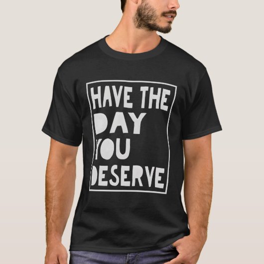 優しい虹を受けるに値する日を持っている Tシャツ (正面)