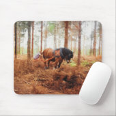 優しき巨人 - 森で丸太を運ぶドラフト馬 マウスパッド (マウス)