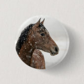 優しく降り注ぐ雪の中に立つベイホース 缶バッジ (正面)