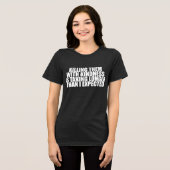 優しさで殺すのに時間がかかってるわ Funny トライブレンドＴシャツ (正面全面)