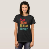 優しさと団結で広がる自閉症啓発 Play Learn Be Kind Repeat Tシャツ (正面フル)