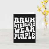 優勝者は紫を着る チームスポーツデー ゲーム精神 私たち カード (黄色い花)