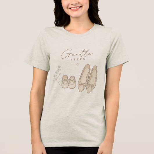 優美なママと赤ちゃんの靴 "Gentle Steps" イラスト トライブレンドTシャツ (正面)