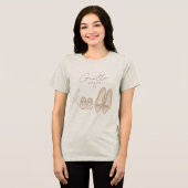 優美なママと赤ちゃんの靴 "Gentle Steps" イラスト トライブレンドTシャツ (正面全面)