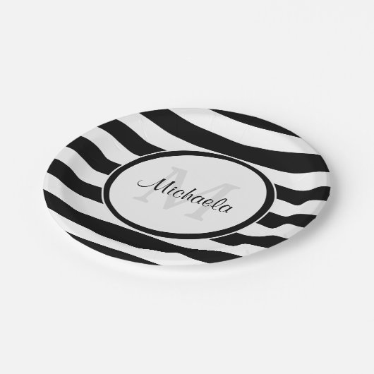 優雅で黒いキャンデーのストライプおよびパーティーのモノグラム ペーパープレート (アングル)