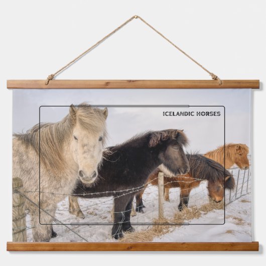 優雅なアイスランドの馬 吊り下げ型タペストリー (正面)